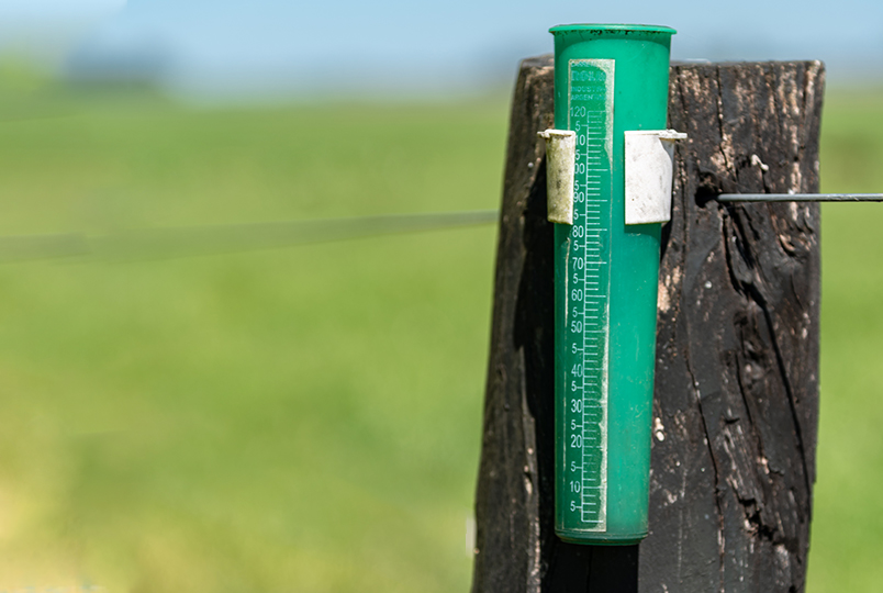 Clima e agricultura: campo com pluviometro