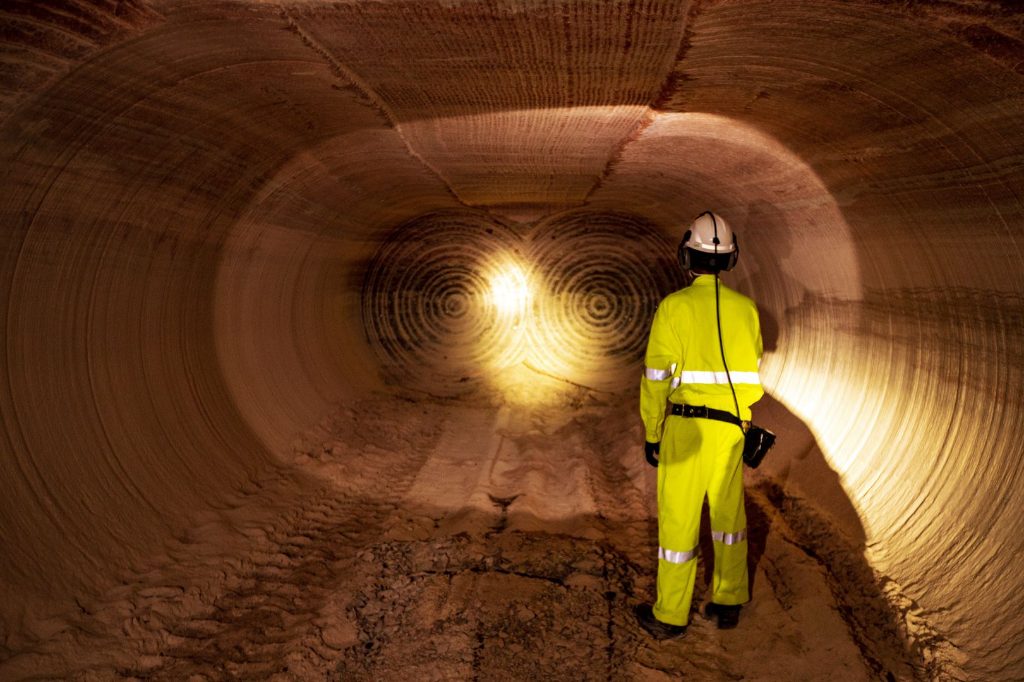 complexo-mineroquimico-imagem com uma pessoa em um túnel