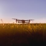 Tecnologia no Campo - drone sobrevoando uma plantação.