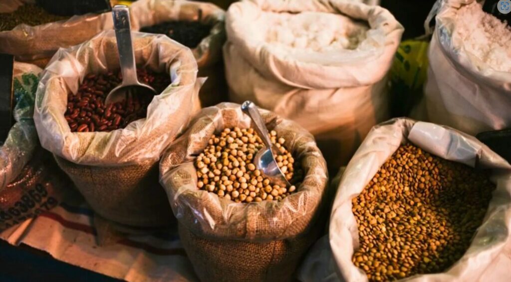 dia mundial da agricultura - sacas de diversos grãos abertas para o consumidor escolher