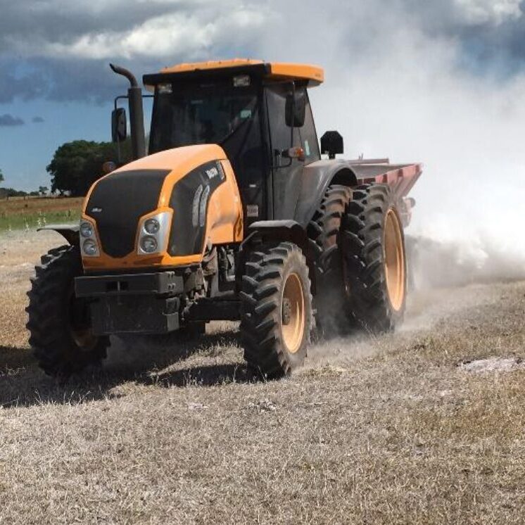trator aplicando calcário