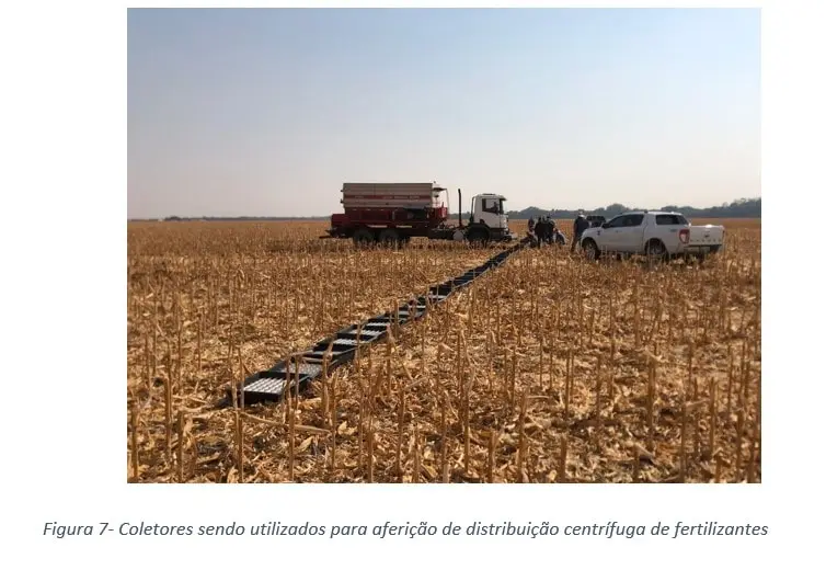 - Coletores sendo utilizados para aferição de distribuição centrífuga de fertilizantes