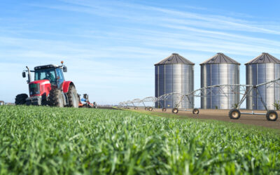 Agronegócio e a produção de alimentos com silos e maquinários.