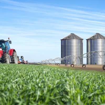 Agronegócio e a produção de alimentos com silos e maquinários.