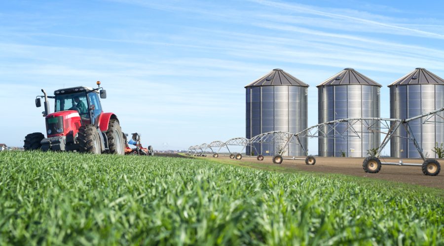 Agronegócio e a produção de alimentos com silos e maquinários.