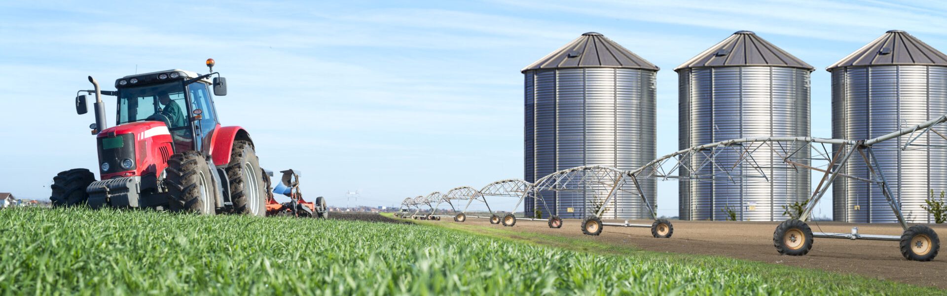 Agronegócio e a produção de alimentos com silos e maquinários.