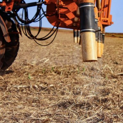 Aplicação de fertilizantes na cana-de-açúcar