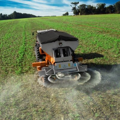 Maquinário agrícola fazendo aplicação de fertilizantes numa lavoura.