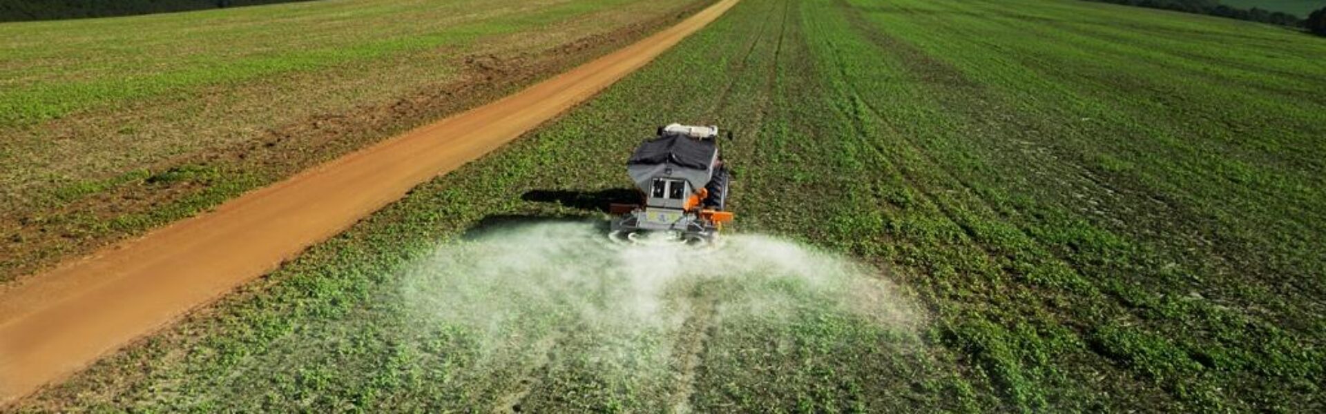 aplicação de gesso agrícola no campo