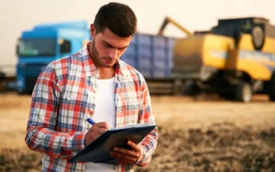 armazenamento-correto-de-produtos-biológicos-homem-com-prancheta-fazendo-anotações-no-campo-min