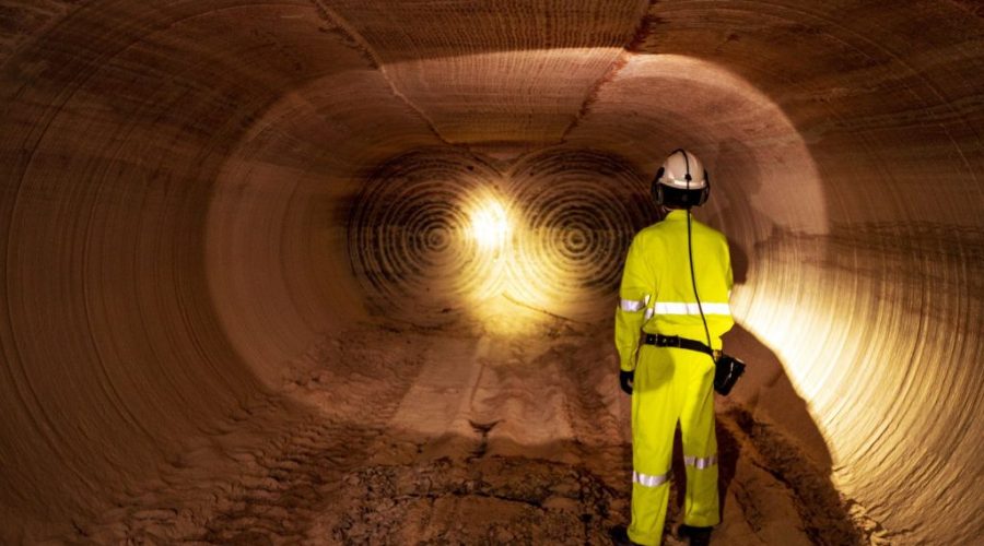 complexo-mineroquimico-imagem com uma pessoa em um túnel