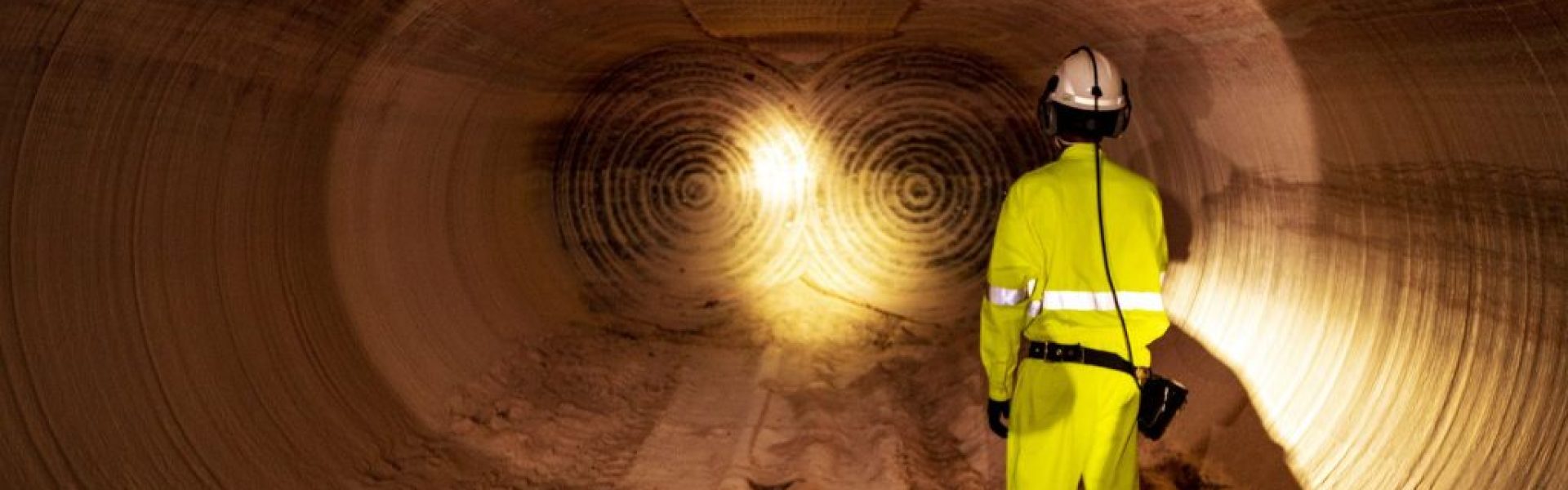 complexo-mineroquimico-imagem com uma pessoa em um túnel