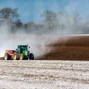 Aplicação de fertilizantes e corretivos com maquinário agrícola.