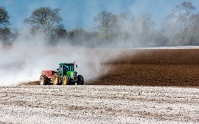 Aplicação de fertilizantes e corretivos com maquinário agrícola.