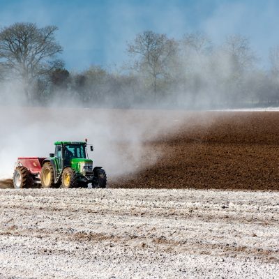 Aplicação de fertilizantes e corretivos com maquinário agrícola.