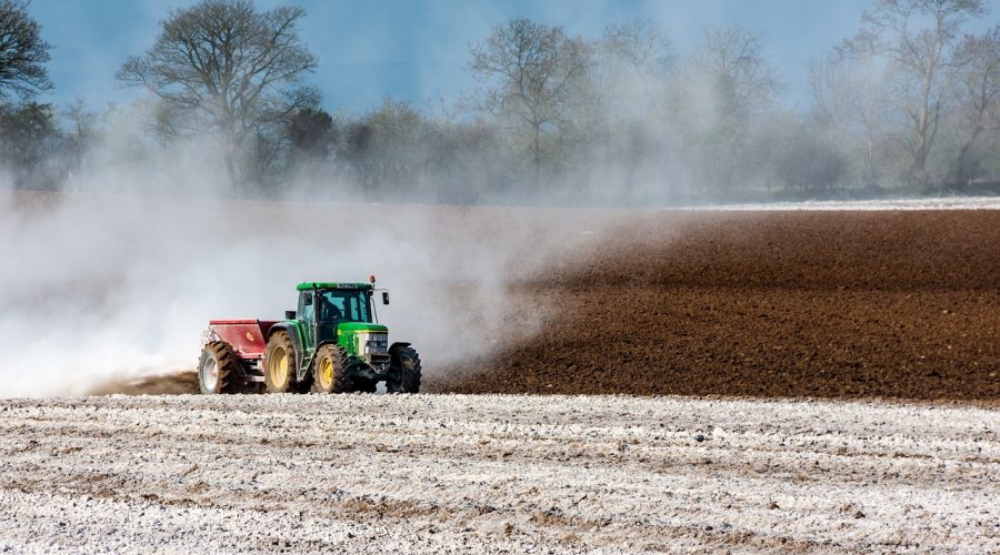 Aplicação de fertilizantes e corretivos com maquinário agrícola.