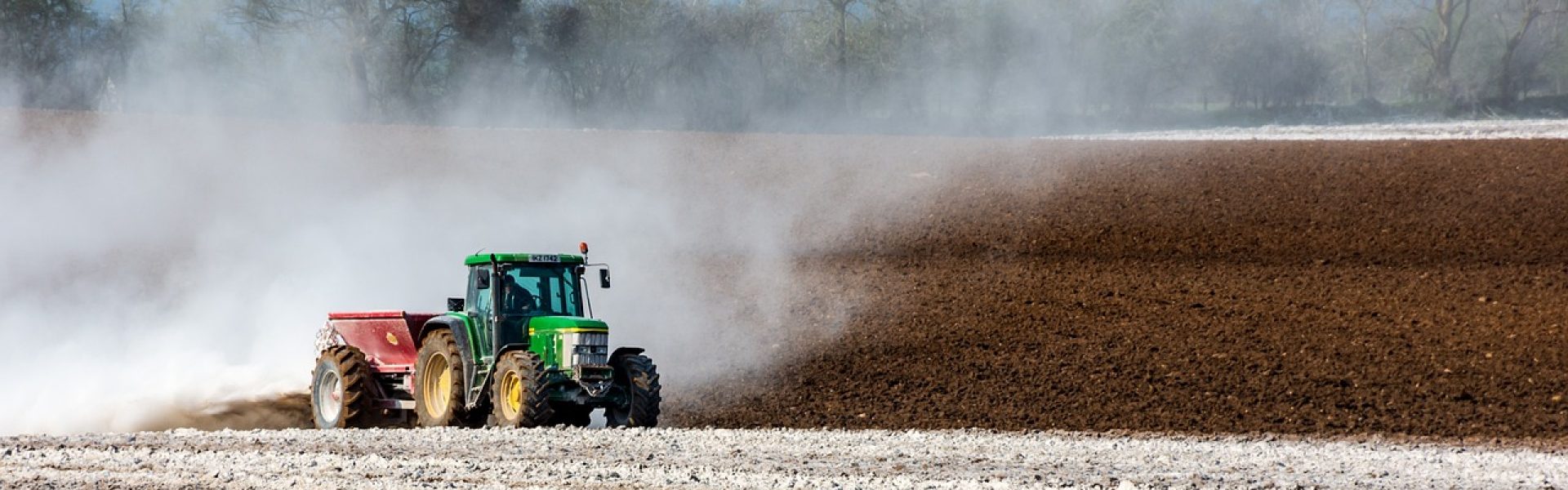 Aplicação de fertilizantes e corretivos com maquinário agrícola.