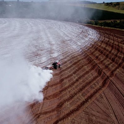 Calcário sendo aplicado no solol