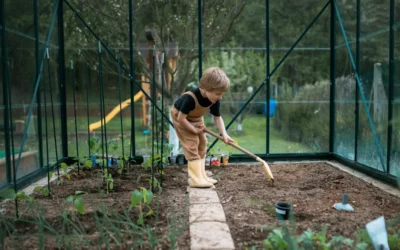 Métodos de conservação do solo: menino mexendo em jardim