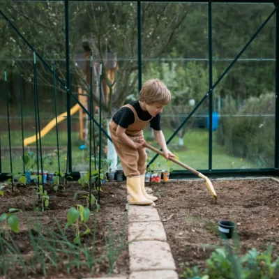 Métodos de conservação do solo: menino mexendo em jardim