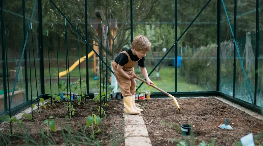 Métodos de conservação do solo: menino mexendo em jardim