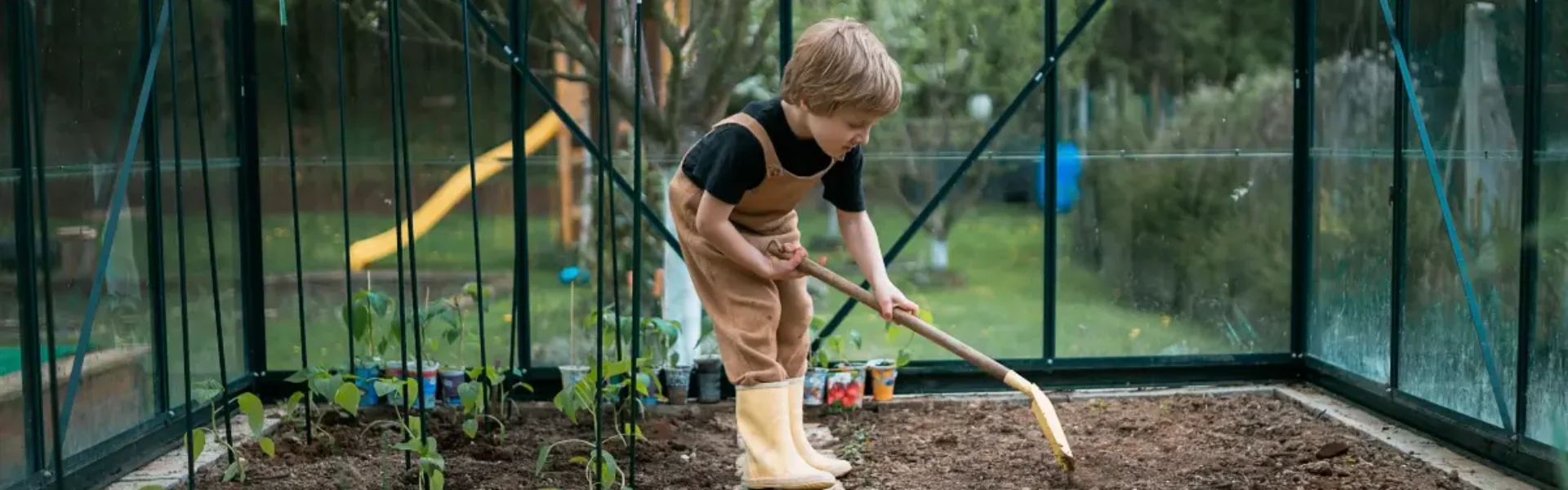 Métodos de conservação do solo: menino mexendo em jardim