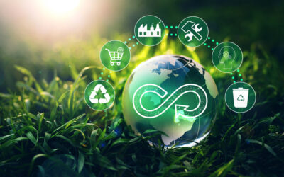 miniatura de planeta colocado em cima do pasto com símbolos e ícones referentes à economia circular - especialidades Mosaic