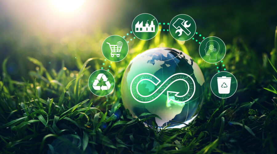 miniatura de planeta colocado em cima do pasto com símbolos e ícones referentes à economia circular - especialidades Mosaic