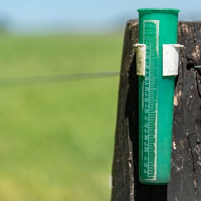 Clima e agricultura: campo com pluviometro