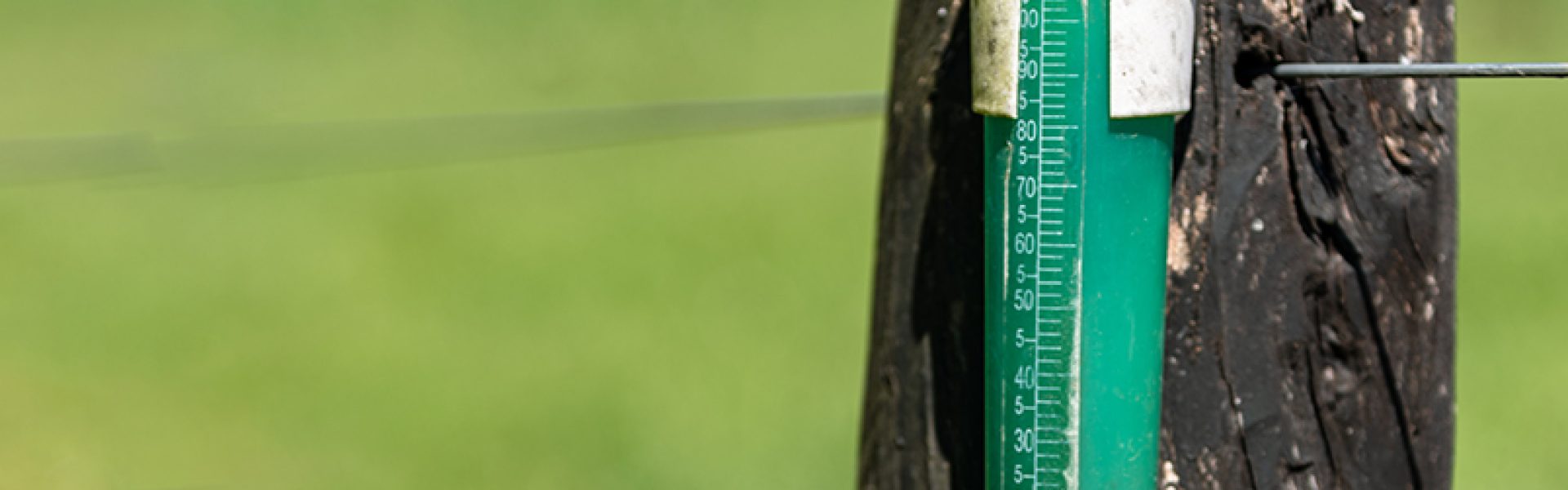 Clima e agricultura: campo com pluviometro