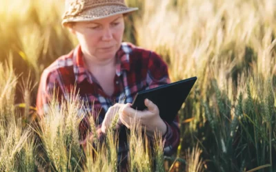 Agricultura inteligente, mulher utilizando tecnologias modernas na agricultura