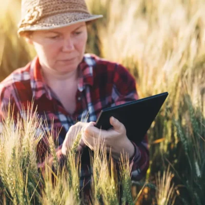 Agricultura inteligente, mulher utilizando tecnologias modernas na agricultura