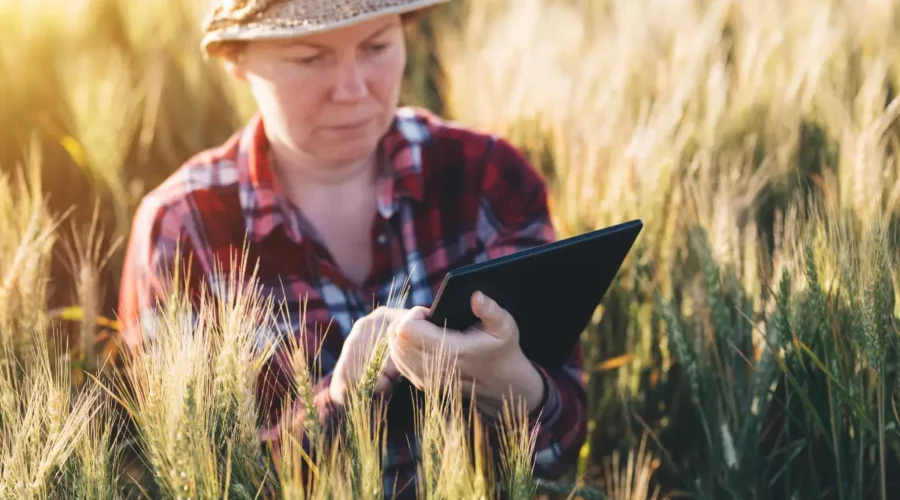 Agricultura inteligente, mulher utilizando tecnologias modernas na agricultura