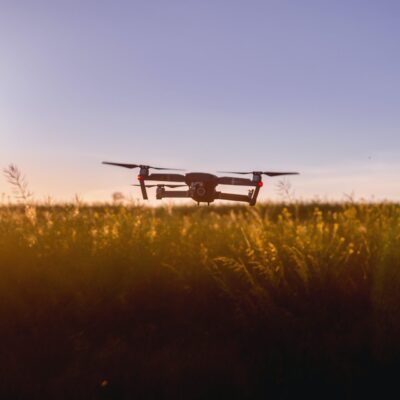 Tecnologia no Campo - drone sobrevoando uma plantação.