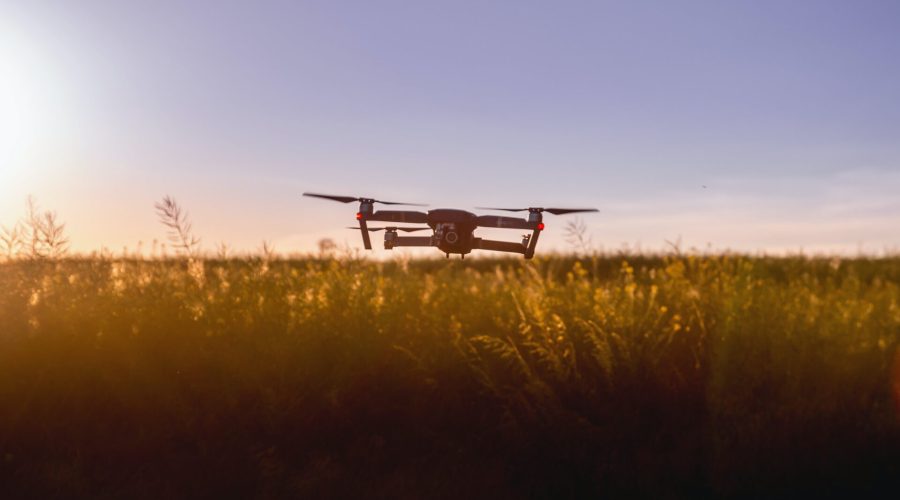 Tecnologia no Campo - drone sobrevoando uma plantação.