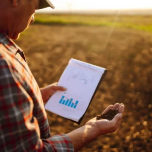 Agricultor analisando dados e vendo a safra.