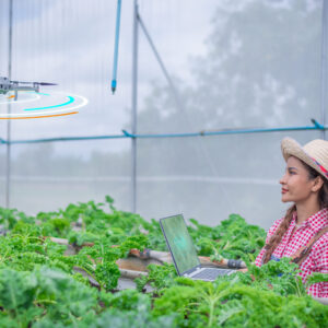 agricultora utilizando drone para a inovação na agricultura