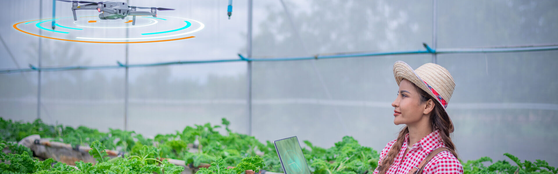 agricultora utilizando drone para a inovação na agricultura